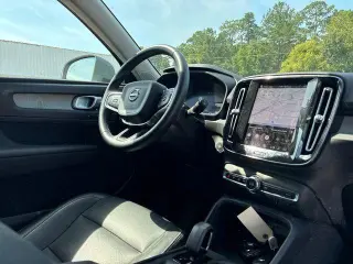 Volvo XC40 2025 AWD B5 Core con tema brillante 4p SUV