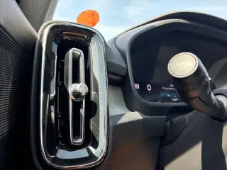 Volvo XC40 2025 AWD B5 Core con tema brillante 4p SUV