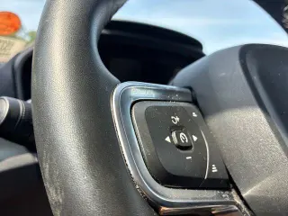 Volvo XC40 2025 AWD B5 Core con tema brillante 4p SUV