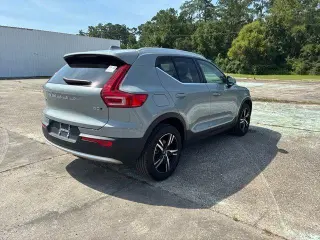 Volvo XC40 2025 AWD B5 Core con tema brillante 4p SUV