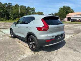 Volvo XC40 2025 AWD B5 Core con tema brillante 4p SUV