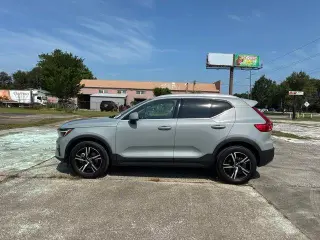 Volvo XC40 2025 AWD B5 Core con tema brillante 4p SUV