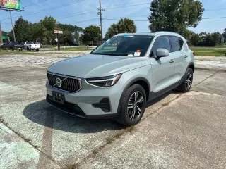 Volvo XC40 2025 AWD B5 Core con tema brillante 4p SUV