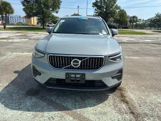 Volvo XC40 2025 AWD B5 Core con tema brillante 4p SUV