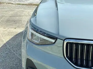 Volvo XC40 2025 AWD B5 Core con tema brillante 4p SUV