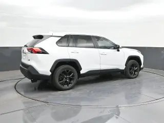 Toyota RAV4 2025 LE 4p SUV