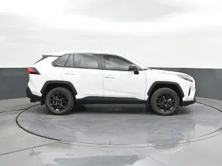 Toyota RAV4 2025 LE 4p SUV
