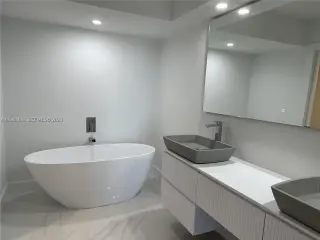 Propiedad en alquiler con 2 dormitorios y 2.5 baños en Aventura