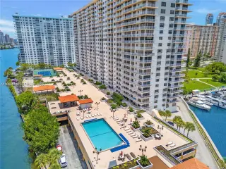 Propiedad de alquiler con 3 dormitorios y 2 baños en Sunny Isles Beach