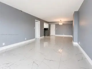 Propiedad de alquiler con 3 dormitorios y 2 baños en Sunny Isles Beach