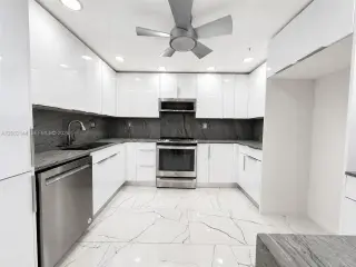 Propiedad de alquiler con 3 dormitorios y 2 baños en Sunny Isles Beach
