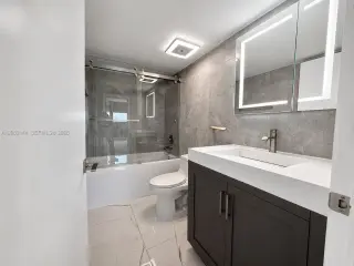 Propiedad de alquiler con 3 dormitorios y 2 baños en Sunny Isles Beach