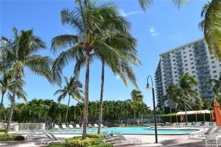 Propiedad en alquiler con 1 dormitorio y 1.5 baños en Sunny Isles Beach