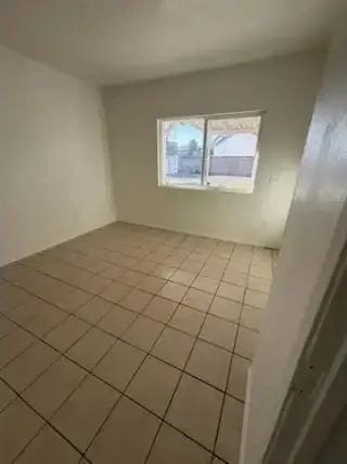 POMONA- RENTO APT. DE 1 REC.