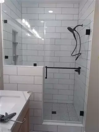 SHOWER DOORS/Ventanas a medida
