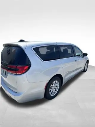 Chrysler Pacifica 2024 Touring L Minivan 4p
