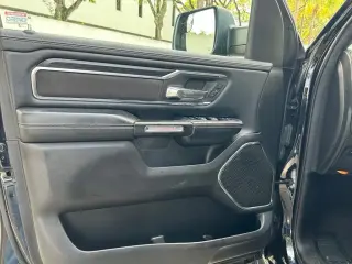 Ram 1500 2024 4x2 Laramie 4p Camión Cabina Doble 5.6 ft. SB