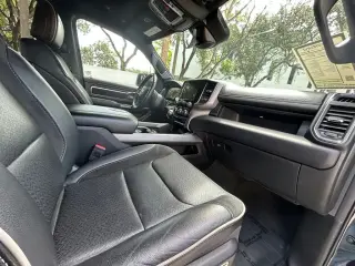 Ram 1500 2024 4x2 Laramie 4p Camión Cabina Doble 5.6 ft. SB