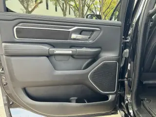 Ram 1500 2024 4x2 Laramie 4p Camión Cabina Doble 5.6 ft. SB
