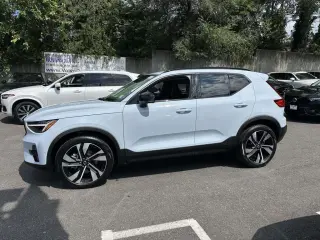Volvo XC40 2024 AWD B5 Plus Tema Oscuro 4p SUV