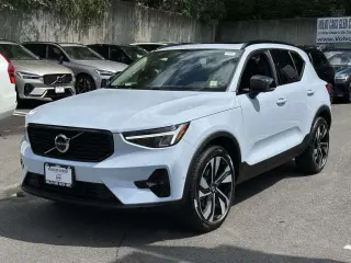 Volvo XC40 2024 AWD B5 Plus Tema Oscuro 4p SUV