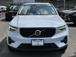 Volvo XC40 2024 AWD B5 Plus Tema Oscuro 4p SUV