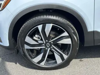 Volvo XC40 2024 AWD B5 Plus Tema Oscuro 4p SUV
