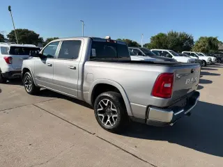 Ram 1500 2025 4x4 Laramie 4p Cabina Crew 5.6 ft. SB Camioneta