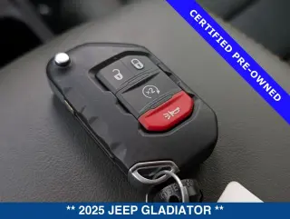 Jeep Gladiator 2025 4x4 Mojave 4p Cabina de Tripulante 5,0 ft. CA