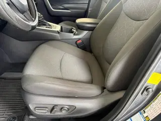Toyota RAV4 2022 AWD XLE 4p SUV