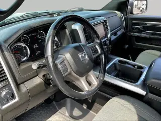 Ram 1500 Classic 2023 4x4 SLT 4p Cabina Extendida 5.5 pies Bastidor Camioneta