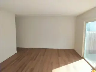ANAHEIM- 2 BEDS. APARTMENT
