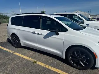 Chrysler Pacifica 2025 Limited 4p Minivan