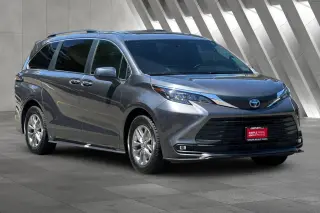 Toyota Sienna 2025 XLE Minivan de 8 Pasajeros 4 Puertas