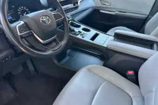 Toyota Sienna 2025 XLE Minivan de 8 Pasajeros 4 Puertas