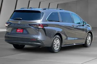 Toyota Sienna 2025 XLE Minivan de 8 Pasajeros 4 Puertas