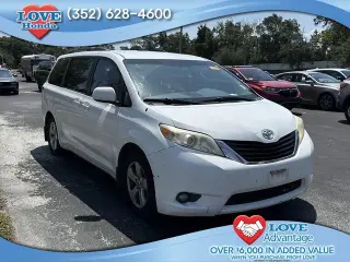 Toyota Sienna 2014 LE Mini-van de 4 puertas con asiento de acceso automático para 7 pasajeros