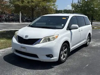 Toyota Sienna 2014 LE Mini-van de 4 puertas con asiento de acceso automático para 7 pasajeros