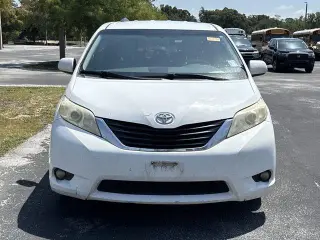 Toyota Sienna 2014 LE Mini-van de 4 puertas con asiento de acceso automático para 7 pasajeros