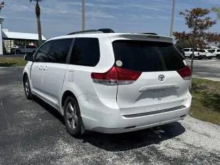 Toyota Sienna 2014 LE Mini-van de 4 puertas con asiento de acceso automático para 7 pasajeros