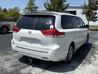 Toyota Sienna 2014 LE Mini-van de 4 puertas con asiento de acceso automático para 7 pasajeros