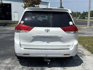 Toyota Sienna 2014 LE Mini-van de 4 puertas con asiento de acceso automático para 7 pasajeros