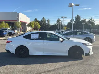 Sedán de 4 puertas Toyota Camry SE 2026