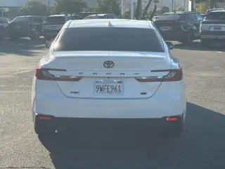Sedán de 4 puertas Toyota Camry SE 2026