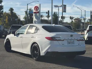 Sedán de 4 puertas Toyota Camry SE 2026