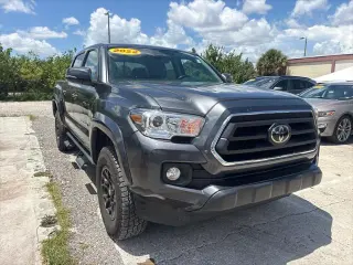 Toyota Tacoma 2022 4x2 SR5 V6 4 puertas Doble Cabina 5.0 pies batea corta