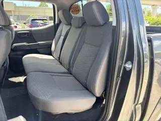 Toyota Tacoma 2022 4x2 SR5 V6 4 puertas Doble Cabina 5.0 pies batea corta