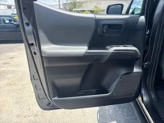 Toyota Tacoma 2022 4x2 SR5 V6 4 puertas Doble Cabina 5.0 pies batea corta