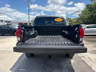 Toyota Tacoma 2022 4x2 SR5 V6 4 puertas Doble Cabina 5.0 pies batea corta