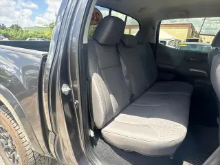 Toyota Tacoma 2022 4x2 SR5 V6 4 puertas Doble Cabina 5.0 pies batea corta